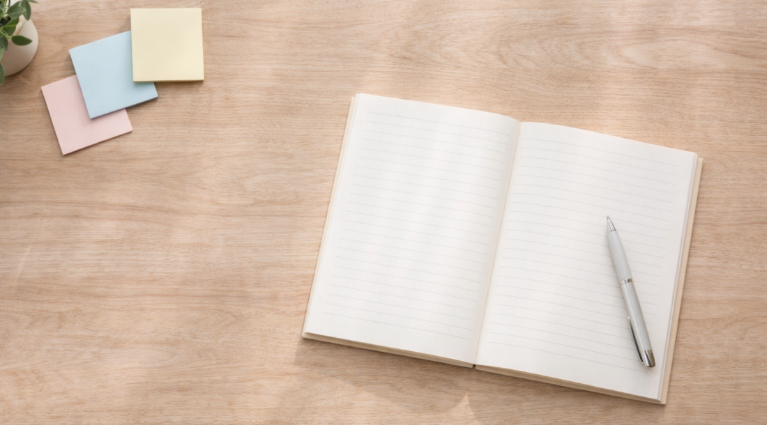 FP相談を受ける前に考えたいポイントを整理するノートと付箋のデスク風景