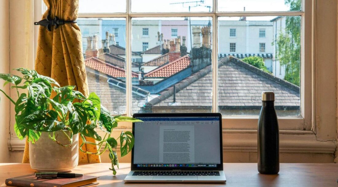 FP相談後に結論を急がず、静かに考える時間を表したデスク風景