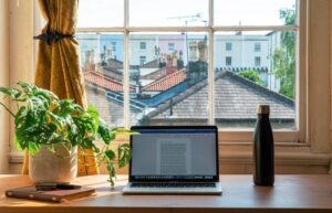 FP相談後に結論を急がず、静かに考える時間を表したデスク風景