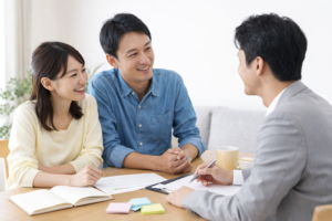 家計や保険についてファイナンシャルプランナーに相談しながら話し合う家族の様子