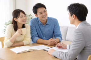 家計や保険についてファイナンシャルプランナーに相談する家族の様子