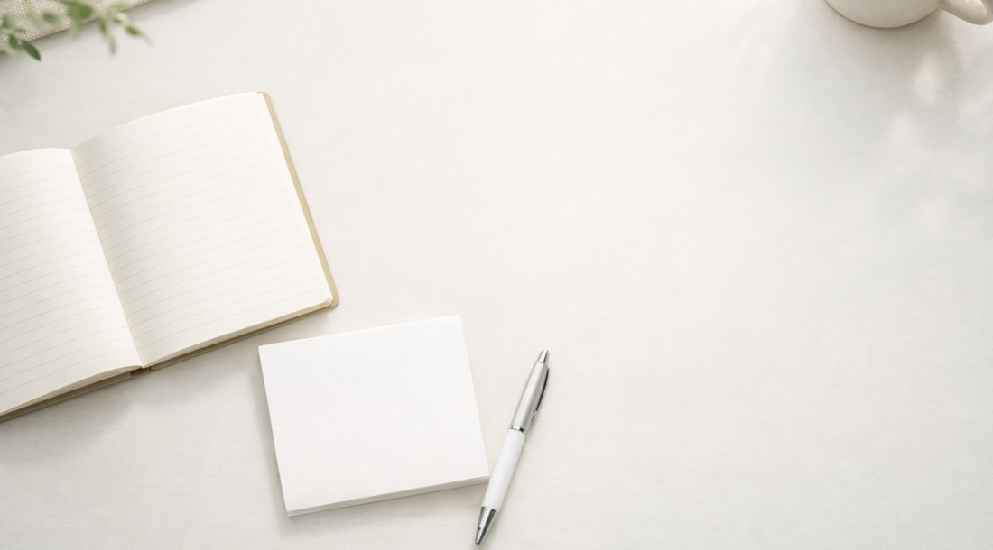 整理されたデスクの上の小物