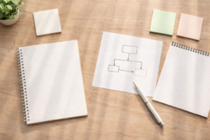 ノートとペン、メモ用紙が並んだデスクの俯瞰写真。FP相談の仕組みや考え方を整理するイメージ